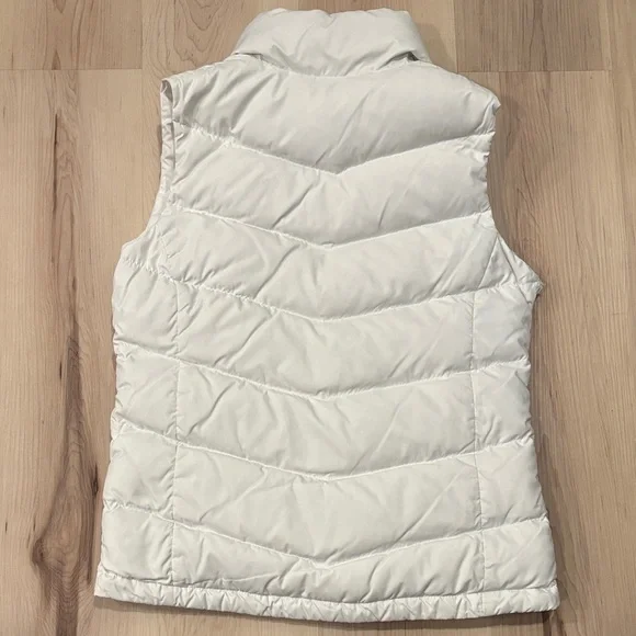 The North Face Women's White Quilted Puffer Vest - Picture 13 of 13
